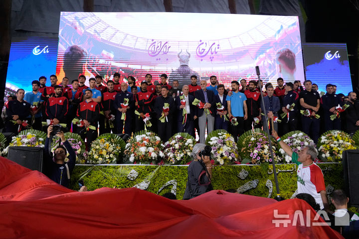 [테헤란=AP/뉴시스] 이란 축구 국가대표팀 선수들이 13일(현지 시간) 이란 테헤란 이슬람 혁명 광장에서 열린 정부 주최 응원 행사에 참석해 팬들의 응원을 받고 있다. 대표팀은 다가오는 월드컵을 대비해 튀르키예에서 진행될 전지훈련과 친선 경기를 앞두고 있다. 앞서 이란축구협회는 2026 북중미 월드컵에 참가할 것이라고 밝힌 바 있다. 2026.05.14.