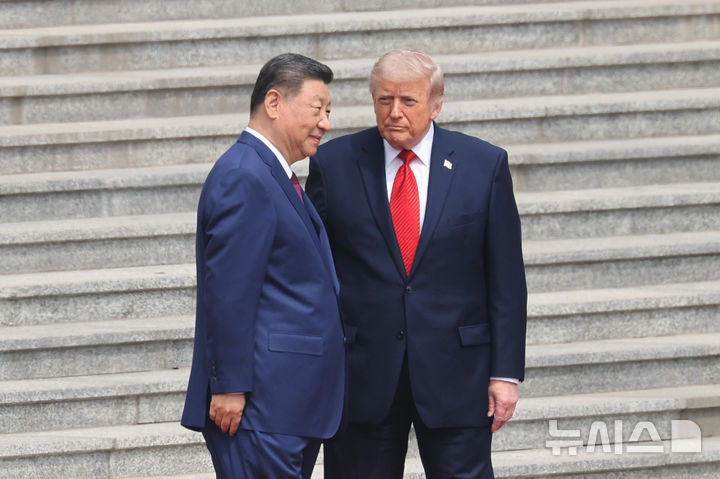 [베이징=AP/뉴시스] 시진핑(왼쪽) 중국 국가주석이 14일(현지 시간) 중국 베이징 인민대회당에서 열린 공식 환영 행사에서 도널드 트럼프 미국 대통령과 인사를 나누고 있다. 2026.05.14.