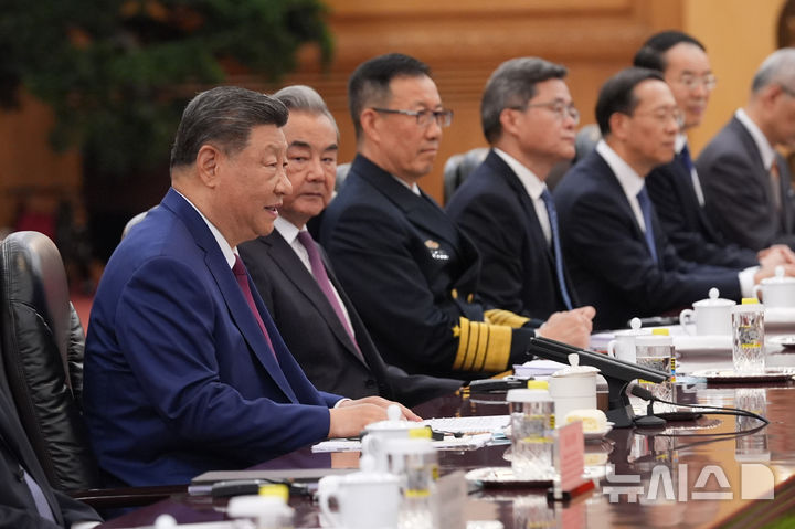 [베이징=AP/뉴시스] 시진핑 중국 국가주석이 14일(현지 시간) 중국 베이징 인민대회당에서 도널드 트럼프 미국 대통령과 회담하고 있다. 2026.05.14.