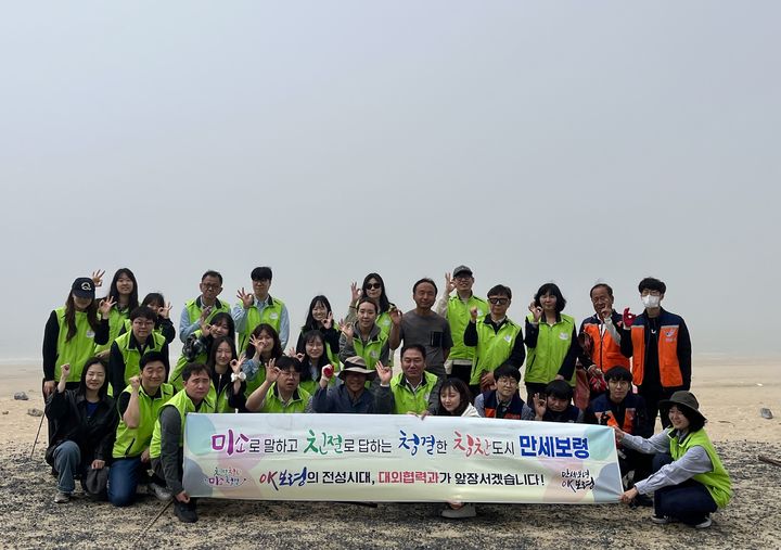 [보령=뉴시스] 보령시와 한국문화정보원 관계자들 기념촬영. (사진=보령시청 제공) 2026.05.14. photo@newsis.com *재판매 및 DB 금지