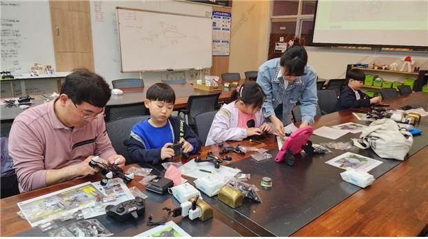 [서울=뉴시스] 한국폴리텍대학 광주캠퍼스 꿈드림공작소 ‘나만의 드론 만들기’ 프로그램에 참여한 가족이 드론을 조립하고 있다. (사진=고용노동부 제공) 2026.05.14. photo@newsis.com *재판매 및 DB 금지