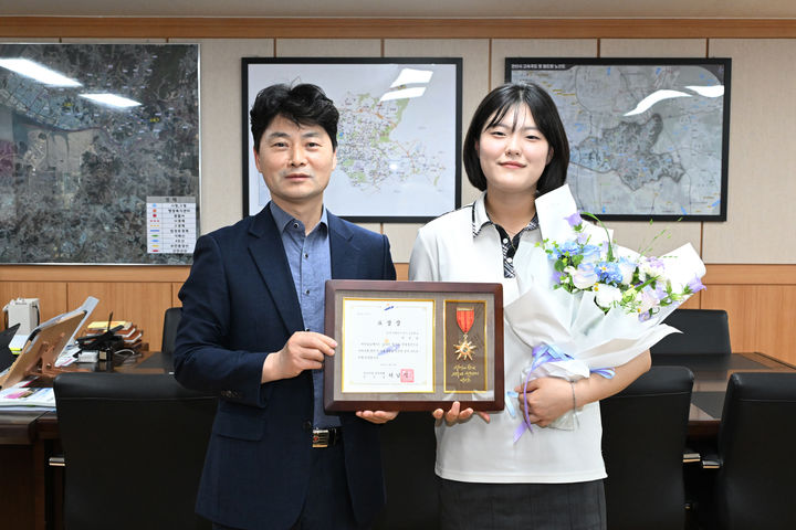[안산=뉴시스] 안산국제비즈니스고등학교 박민효 학생(사진 오른쪽)이 13일 허남석 안산시장 권한대행으로부터 유공 표창을 받고 함께 사진을 찍고 있다. (사진=안산시 제공) 2026.05.14. photo@newsis.com *재판매 및 DB 금지