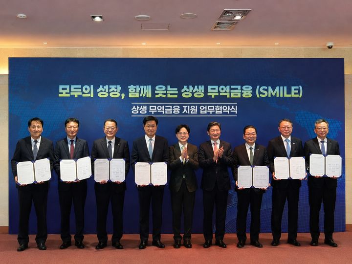13일 울산 라한호텔에서 (왼쪽부터)장영진 무역보험공사장, 최성안 삼성중공업 대표이사, 김희철 한화오션 대표이사, 이상균 HD현대중공업 대표이사, 김정관 산업통상부장관, 이억원 금융위원장, 이호성 하나은행장, 정진완 우리은행장, 정상혁 신한은행장이 협약 체결 후 기념촬영을 하고 있다. (사진=우리은행 제공) *재판매 및 DB 금지