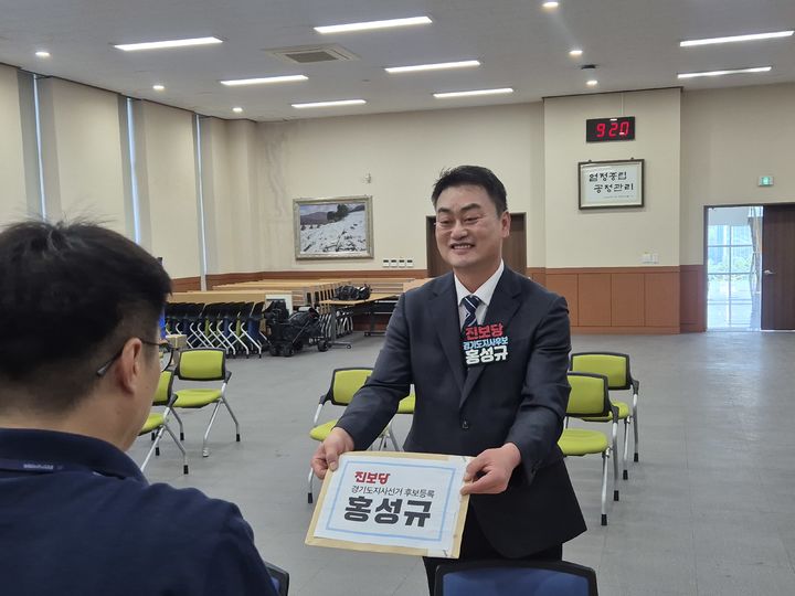 [수원=뉴시스] 이병희 기자 = 진보당 홍성규 경기도지사 후보가 14일 경기도선거관리위원회에 방문해 경기도지사 후보 등록 절차를 진행하고 있다. 2026.05.14. iambh@newsis.com *재판매 및 DB 금지