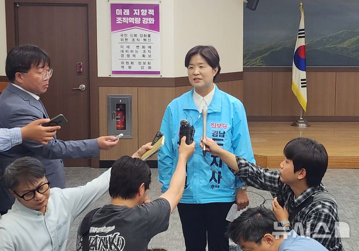 [창원=뉴시스]김기진기자=진보당 전희영 경남도지사 후보가 14일 경남도선거관리위원회에서 도지사 1호 후보로 등록을 마친 후 필승 각오를 밝히고 있다. 2026.05.14. sky@newsis.com