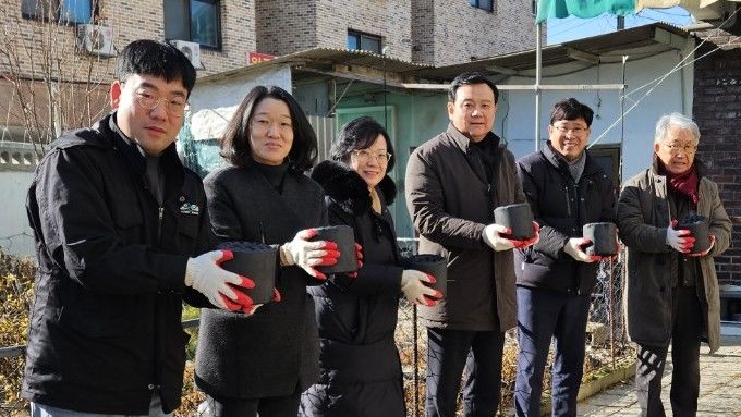 연탈배달 봉사하는 고 박준용 주무관(왼쪽( *재판매 및 DB 금지
