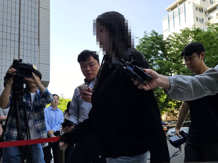 [서울=뉴시스] 이태성 기자 = 아동학대살해 혐의를 받는 20대 여성 김모씨가 14일 오전 구속 전 피의자 심문(영장실질심사)을 위해 양천구 서울남부지법에 출석하고 있다. 2026.05.14. victory@newsis.com *재판매 및 DB 금지