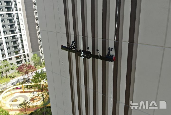 AI가 외벽 균열 잡는다…호반건설, 점검 로봇 현장 실증