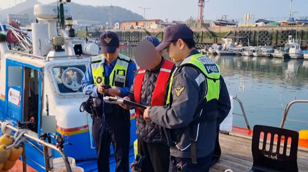 [목포=뉴시스]구명조끼 미착용 단속. (사진=목포해경 제공) 2026.05.14. photo@newsis.com *재판매 및 DB 금지