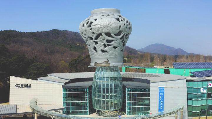 [서울=뉴시스] 진천종박물관 '푸른 빛에 담긴 품위와 권위, 왕실 청화백자' 홍보영상 (사진=국립중앙박물관 제공) 2026.05.14. photo@newsis.com *재판매 및 DB 금지