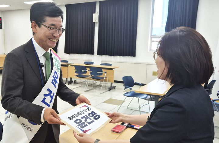 윤건영 충북도교육감 예비후보가 14일 충북도선거관리위원회를 찾아 후보 등록을 하고 있다.(사진=윤 후보 캠프 제공).2026.05.14.photo@newsis.com *재판매 및 DB 금지