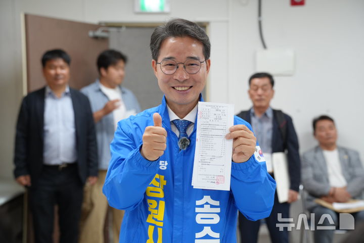 [창원=뉴시스] 강경국 기자 = 더불어민주당 송순호 경남 창원시장 후보가 14일 오전 창원시 성산구 선거관리위원회에서 후보 등록을 하고 있다. (사진=송순호 선대위 제공). 2026.05.14. photo@newsis.com