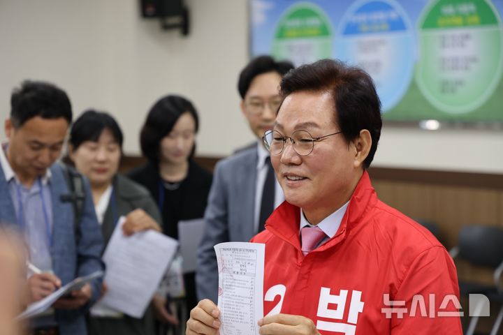 [창원=뉴시스]국민의힘 박완수 경남도지사 후보가 14일 오전 경남도선관위를 찾아 후보 등록을 마친 후 포즈를 취하고 있다.(사진=박완수후보 선거사무소 제공) 2026.05.14. photo@newsis.com