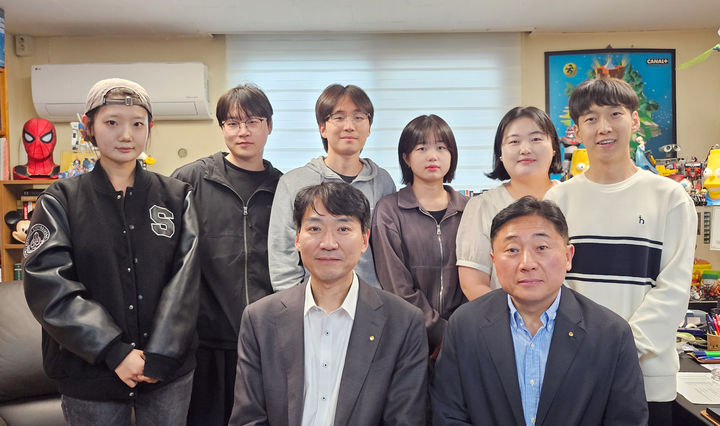 [서울=뉴시스] 세종대 인공지능데이터사이언스학과 구영현(앞줄 왼쪽) 교수, 만화애니메이션텍전공 한창완(앞줄 오른쪽) 교수 연구팀. (사진=세종대 제공) 2026.05.14. photo@newsis.com *재판매 및 DB 금지