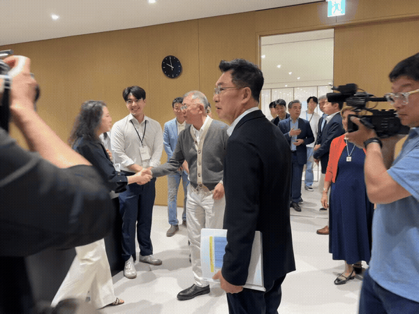 [서울=뉴시스] 정의선 현대차그룹 회장이 14일 양재사옥 기자실을 방문했하고 있다. 2026.05.14. photo@newsis.com