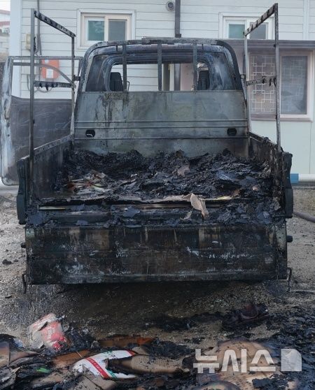 [청주=뉴시스] 5일 오전 충북 청주시 청원구 내수읍의 한 공터에 주차된 화물차에 불이나 소방당국이 진화작업을 벌였다. (사진= 충북소방본부 제공) 2026.05.14. photo@newsis.com&nbsp; *재판매 및 DB 금지
