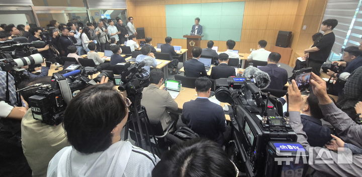 [전주=뉴시스] 김얼 기자 = 이원택 더불어민주당 전북특별자치도지사의 식사비 대납과 관련한 정읍의 한 음식점 사장의 긴급기자회견이 열린 14일 전북 전주시 전북특별자치도의회 기자회견장이 취재진으로 북새통을 이루고 있다. 2026.05.14. pmkeul@newsis.com