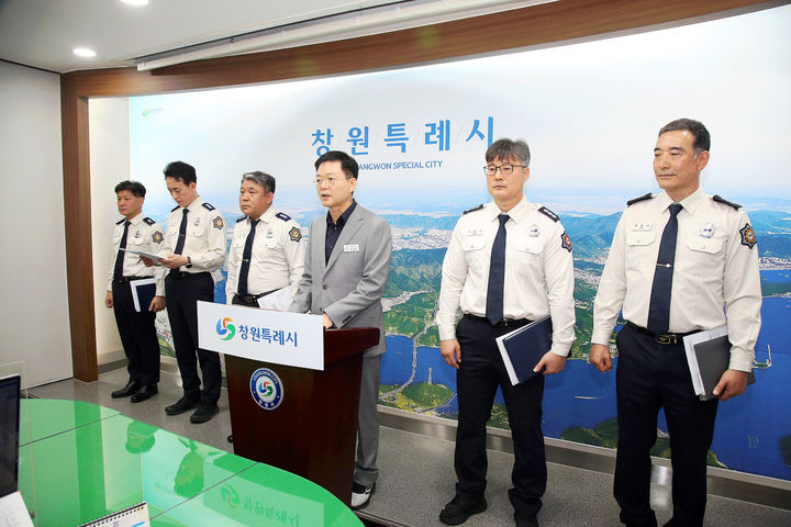 [창원=뉴시스] 강경국 기자 = 이상기 경남 창원소방본부장이 14일 창원시청 프레스센터에서 정례 브리핑을 갖고 있다. (사진=창원시청 제공). 2026.05.14. photo@newsis.com *재판매 및 DB 금지