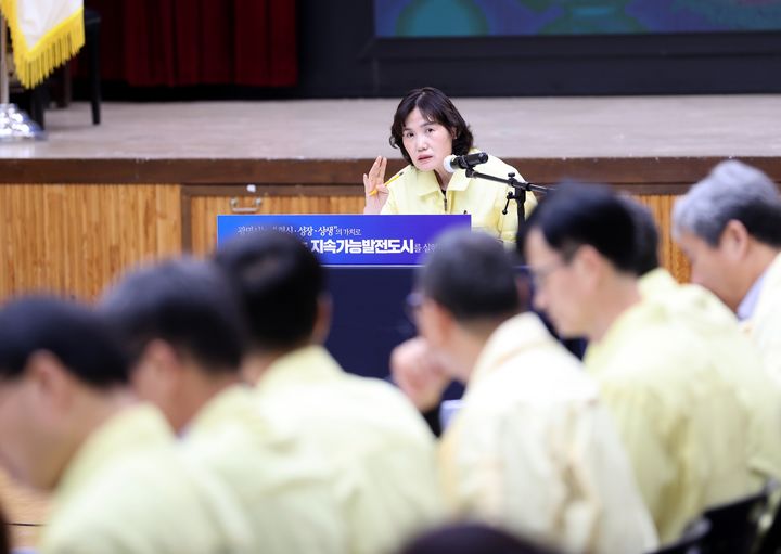 [광명=뉴시스] 최혜민 광명시장 권한대행이 14일 시청 대회의실에서 '2026년 여름철 자연재난 종합대책 보고회'를 주재하고 있다. (사진=광명시 제공) 2026.05.14. photo@newsis.com *재판매 및 DB 금지