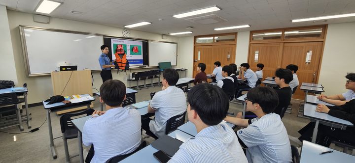 [통영=뉴시스] 신정철 기자= 통영해양경찰서는 지난 13일 통영고등학교애서 ‘2026년 찾아가는 연안 안전 교실’을 운영했다. 사진은 통영고등학교에서 진행된 구명조끼 올바른 착용법 교육 모습.(사진=통영해경 제공).2026.05.14. photo@newsis.com *재판매 및 DB 금지
