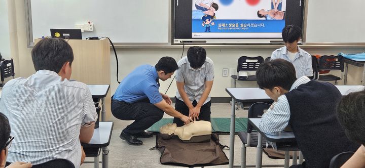 [통영=뉴시스] 신정철 기자= 통영해양경찰서는 지난 13일 통영고등학교에서 ‘2026년 찾아가는 연안 안전 교실’을 운영했다. 사진은 학생들이 실습용 마네킹(애니)과 자동심장충격기(AED)를 활용해 직접 가슴 압박을 실시하는 등 실제 응급상황을 가정한 체험 위주의 교육 모습.(사진=통영해경 제공).2026.05.14. photo@newsis.com *재판매 및 DB 금지