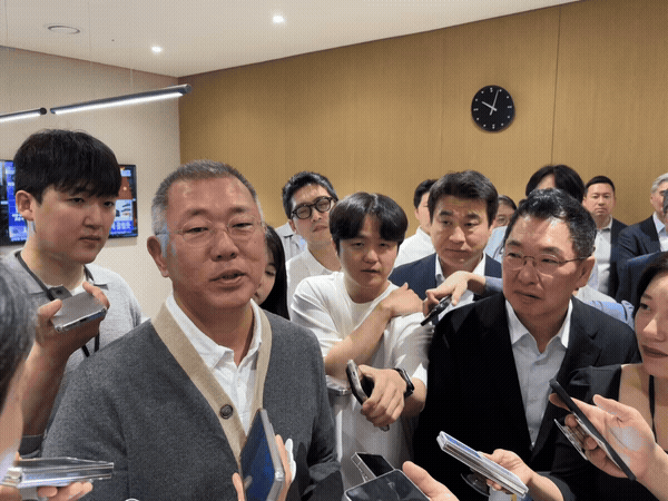 [서울=뉴시스] 정의선 현대자동차 그룹 회장이 14일 기자실을 방문해 질의응답 시간을 갖고 있다. 2026.05.14. photo@newsis.com