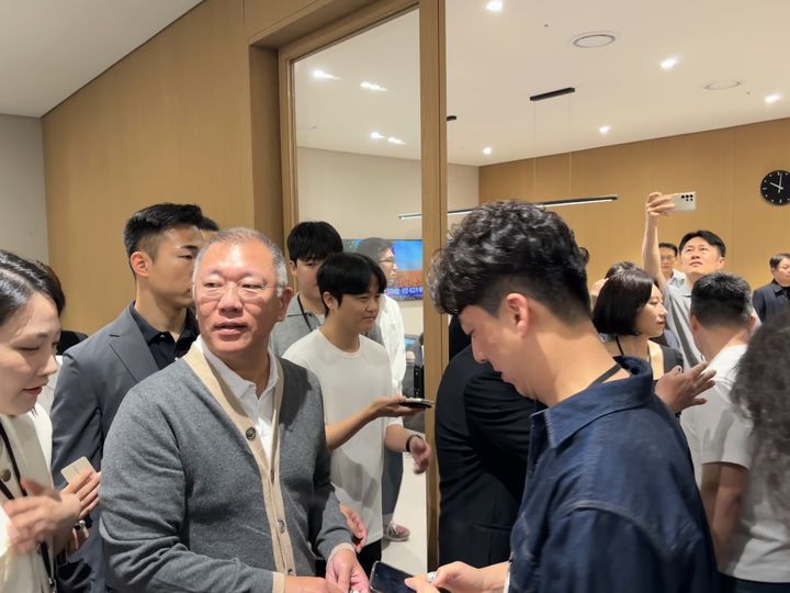 [서울=뉴시스] 정의선 현대자동차그룹 회장이 14일 기자실을 방문해 질의응답 시간을 갖고 있다. 2026.05.14. photo@newsis.com *재판매 및 DB 금지