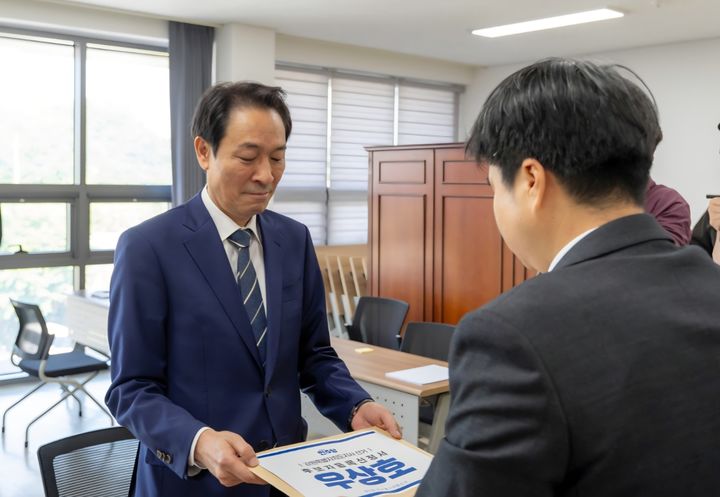 [춘천=뉴시스] 14일 우상호 더불어민주당 강원특별자치도지사 후보는 이날 오전 공식 후보 등록을 마치고 6.3 지방 선거 승리를 향한 본격적인 행보에 나섰다. 사진은 우상호 후보측 제공. *재판매 및 DB 금지