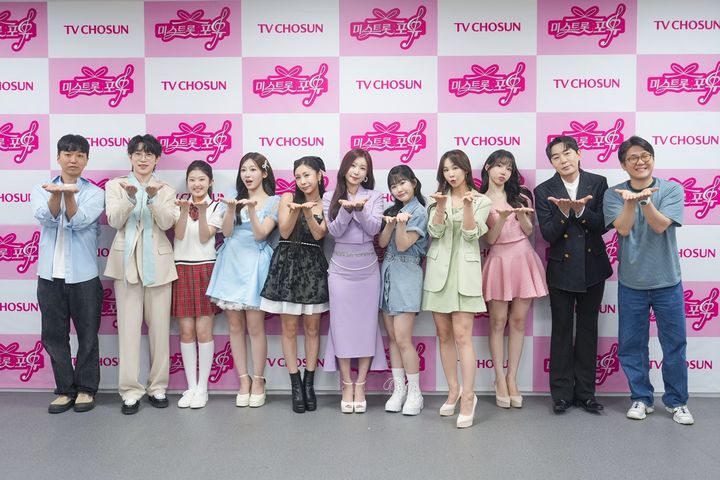 [서울=뉴시스] 14일 서울 금천구 TV조선 가산스튜디오에서 열린 '미스트롯 포유' 제작발표회에는 '미스트롯' 톱7 이소나, 허찬미, 홍성윤, 길려원, 윤태화, 윤윤서, 염유리를 비롯해 MC 붐, 안성훈, 민병주 CP, 임지훈 PD가 포즈를 취하고 있다. (사진=TV조선 제공) 2026.05.14. photo@newsis.com *재판매 및 DB 금지