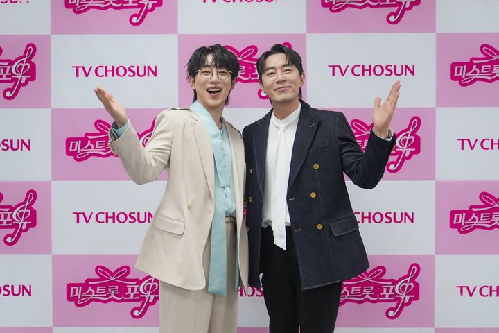 [서울=뉴시스] 14일 서울 금천구 TV조선 가산스튜디오에서 열린 '미스트롯 포유' 제작발표회에서 MC를 맡은 방송인 붐과 가수 안성훈이 포즈를 취하고 있다. (사진=TV조선 제공) 2026.05.14. photo@newsis.com *재판매 및 DB 금지