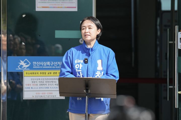 [안산=뉴시스] 더불어민주당 천영미 경기 안산시장 후보가 14일 안산시상록구선거관리위원회에서 후보등록을 마치고 지지자들에게 인사하고 있다. (사진=천영미 후보 선거사무소 제공) 2026.05.14. photo@newsis.com *재판매 및 DB 금지
