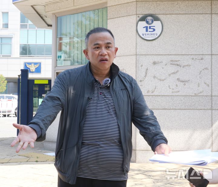 [청주=뉴시스] 서주영 기자 = 정치브로커 명태균씨가 14일 충북 청주흥덕경찰서 정문에서 기자회견을 열어 신용한 더불어민주당 충북지사 후보의 공익제보 주장이 거짓이라며 비판하고 있다. 2026.05.14. juyeong@newsis.com