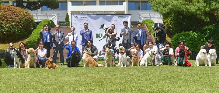 [서울=뉴시스] 13일 건국대 잔디광장에서 KU아임도그너 헌혈센터 개소 5년 기념식이 진행됐다. 참가자들과 반려동물들이 기념 사진을 촬영하고 있다. (사진=건국대 제공) 2026.05.14. photo@newsis.com *재판매 및 DB 금지