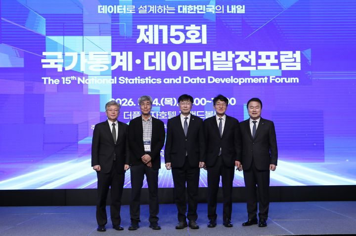 [서울=뉴시스] 사진은 안형준 국가데이터처장이 14일 서울 중구 더플라자호텔 서울에서 열린 '제15회 국가통계·데이터발전포럼'에서 사진을 찍고 있는 모습. (사진=데이터처 제공) 2026.05.14. photo@newsis.com *재판매 및 DB 금지