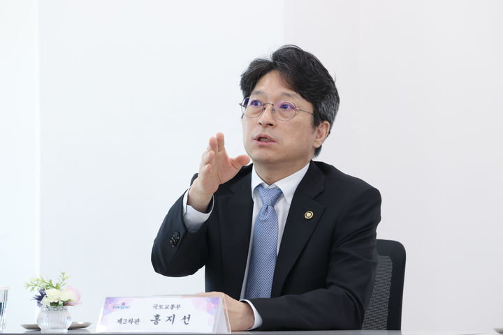 [서울=뉴시스]홍지선 국토교통부 제2차관은 14일 오전 충북 청주 HL로보틱스 주차로봇 실증 현장을 방문해 주차로봇 운영 현황과 안전관리 실태를 점검했다. (사진=국토부 제공) 2026. 5. 14. *재판매 및 DB 금지