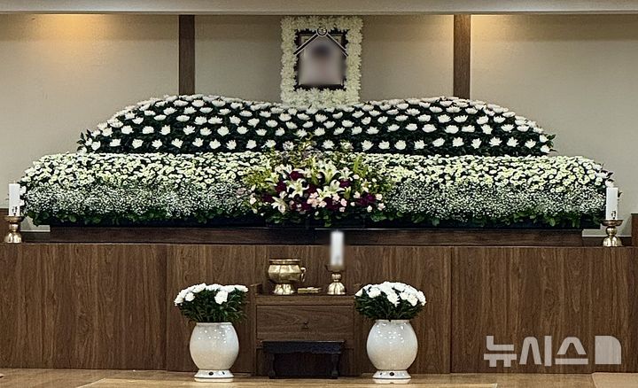 [대구=뉴시스] 박준 기자= 14일 대구 한 장례식장에 경북 청송 주왕산국립공원에서 실종됐다 숨진 채 사흘만에 발견된 A(11·초6)군의 빈소가 마련돼 있다. A군은 지난 10일 가족과 함께 주왕산을 찾았다가 홀로 산에 올라간 뒤 연락이 끊겼다 숨진 채 발견됐다. 2026.05.14. june@newsis.com