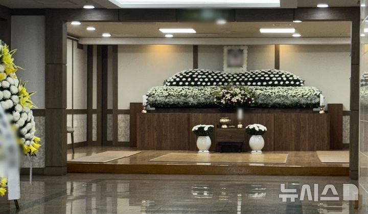 [대구=뉴시스] 박준 기자= 14일 대구 한 장례식장에 경북 청송 주왕산국립공원에서 실종됐다 숨진 채 사흘만에 발견된 A(11·초6)군의 빈소가 마련돼 있다. A군은 지난 10일 가족과 함께 주왕산을 찾았다가 홀로 산에 올라간 뒤 연락이 끊겼다 숨진 채 발견됐다. 2026.05.14. june@newsis.com