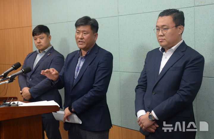 [전주=뉴시스] 김얼 기자 = 이원택 더불어민주당 전북특별자치도지사의 식사비 대납과 관련해 그 식사자리에 있던 관계자들이 14일 전북 전주시 전북특별자치도의회 기자회견장에서 긴급 기자회견을 열고 질의에 답변하고 있다. 2026.05.14. pmkeul@newsis.com
