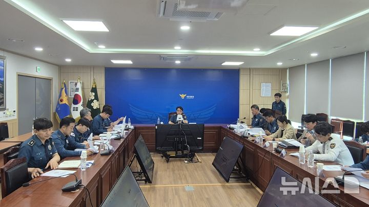 [제주=뉴시스] 제주경찰청이 13일 오후 청사에서 '학생안전을 위한 가시적 경찰활동 강화' 범죄 예방·대응 전략회의를 하고 있다. (사진=제주경찰청 제공) 2026.05.14. photo@newsis.com 