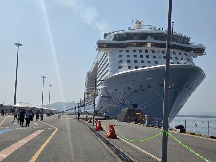 [여수=뉴시스] 여수항에 입항한 초대형 국제크루즈 '스펙트럼 오브 더 시즈(Spectrum of the Seas)'호. (사진=전남도 제공) 2026.05.14. photo@newsis.com *재판매 및 DB 금지