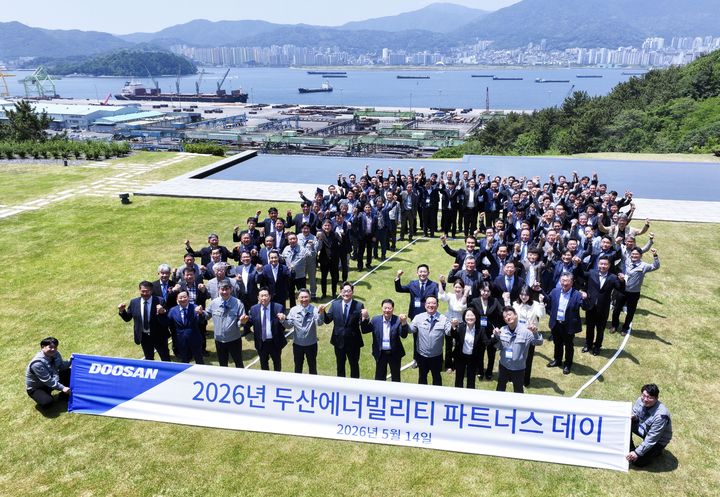[서울=뉴시스] 14일 두산에너빌리티 창원 본사에서 진행된 ‘2026 파트너스 데이’에서 참석자들이 기념촬영을 하고 있다. (사진=두산에너빌리티 제공) photo@newsis.com *재판매 및 DB 금지