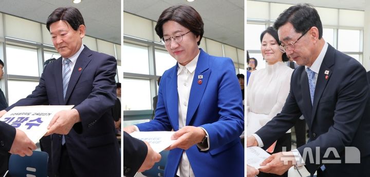 [제주=뉴시스] 우장호 기자 = 김광수(왼쪽)·고의숙(가운데)·송문석 제주도교육감 후보가 6·3지방선거 후보 등록 시작일인 14일 오전 제주도선거관리위원회에서 후보 등록을 하고 있다. 2026.05.14. woo1223@newsis.com 
