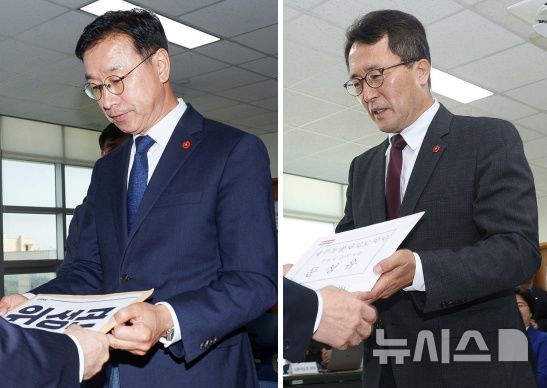 [제주=뉴시스] 우장호 기자 = 더불어민주당 위성곤(왼쪽) 제주도지사 후보와 국민의힘 문성유 제주도지사 후보가 6·3지방선거 후보 등록 시작일인 14일 오전 제주도선거관리위원회에서 후보 등록을 하고 있다. 2026.05.14. woo1223@newsis.com