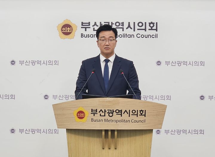[부산=뉴시스] 진보당 노정현 부산시당위원장이 14일 연제구청장 단일화를 촉구하면서 부산시의회 브리핑룸에서 기자회견을 열었다. (사진=부산시의회 제공) 2026.05.14. photo@newsis.com *재판매 및 DB 금지