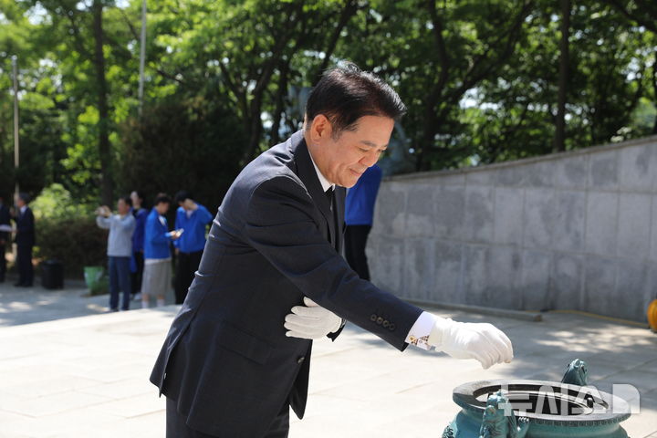 [안양=뉴시스] 더불어민주당 최대호 경기 안양시장 후보가 현충탑을 찾아 분향하고 있다. (사진=선거사무소 제공) 2026.05.14. photo@newsis.com
