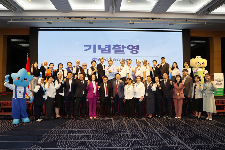 [청주=뉴시스] 김태형 충북도교육청 부교육감(앞줄 왼쪽 아홉번째)과 키르기스스탄 교육부 관계자, 선도교사들이 청주 엔포드 호텔에서 기념촬영을 하고 있다. (사진=충북교육청 제공) 2026.05.14. photo@newsis.com *재판매 및 DB 금지