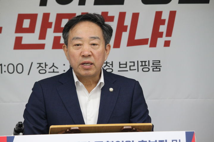 [아산=뉴시스] 최영민 기자=강승규 국민의힘 충남도당위원장이 14일 아산시청 브리핑실에서 기자회견을 하고 있다. 2026.05.14 ymchoi@newsis.com *재판매 및 DB 금지