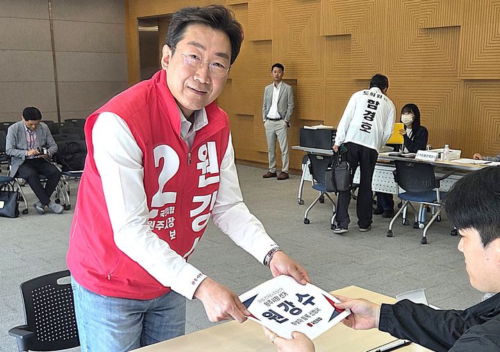 [원주=뉴시스] 이덕화 기자 = 국민의힘 원강수 원주시장 후보가 14일 선거관리위원회를 방문해 본선 후보 등록을 하고 있다. 2026.05.14. wonder8768@newsis.com *재판매 및 DB 금지