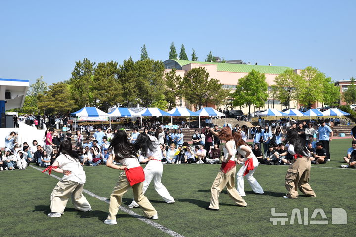 [전주=뉴시스]윤난슬 기자 = 전북 전주비전대학교는 지난 13일부터 14일까지 이틀간 교내 운동장과 나래관 일대에서 '제49회 비전체전'을 진행했다고 밝혔다. (사진=전주비전대 제공) photo@newsis.com 