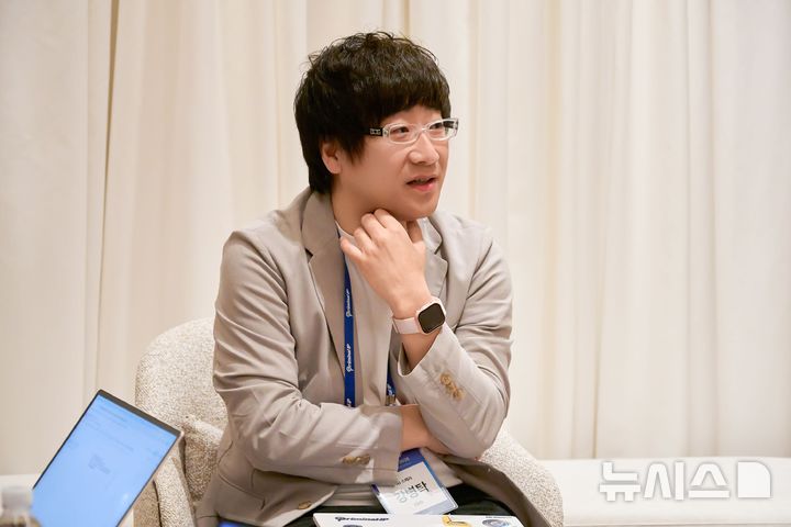 [서울=뉴시스] 강병탁 AI스페라 대표가 14일 오전 서울 강남구 그랜드 인터컨티넨탈 서울 파르나스에서 진행한 인터뷰에서 기자 질문에 답하고 있다. 2026.05.14. (사진=AI스페라 제공)
